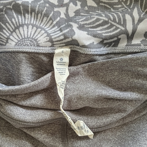 Lululemon Hold Me Close Crop Size 6 Silicone Grip - Picture 7 of 8